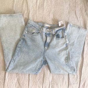 Light wash Levi jeans size: 29-32 light stretch on the waist